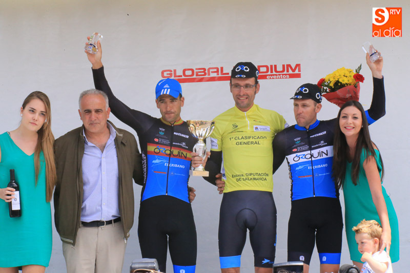 Moreno, en el centro, con el maillot de primer clasificado en la general / Foto de Alberto Martín