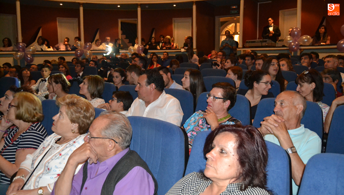 El patio de butacas se llenaba para asistir a la gala solidaria organizada por la productora Inspiring Pictures