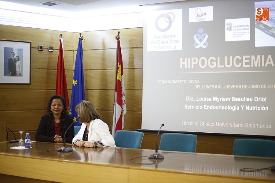 Charla ofrecida este lunes en el colegio de Enfermería (Fotos de Álex López)