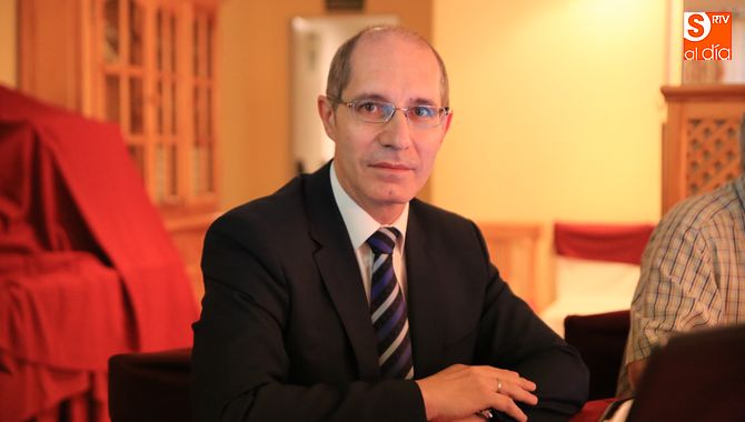 El profesor Francisco Javier Herrero, en la tertulia Rona Dalba. Foto: Alberto Martín