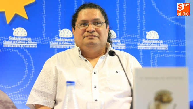 Juan Carlos Chirinos, escritor venezolano, en la Sala de la Palabra del Liceo / Foto de Alberto Martín
