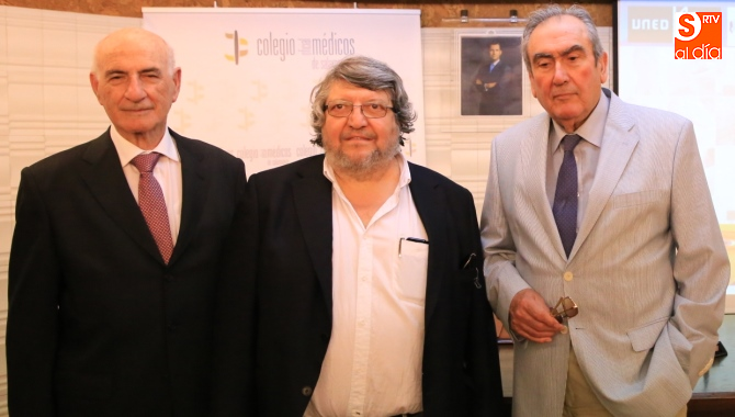 El reconocido psiquiatra infantil, José Luis Pedreira, en el centro, antes de su conferencia en el Colegio de Médicos de Salamanca / Foto de Alberto Martín
