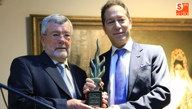 Celso Ramos recibiendo el galardón en la Casa Lis / Foto de Alberto Martín