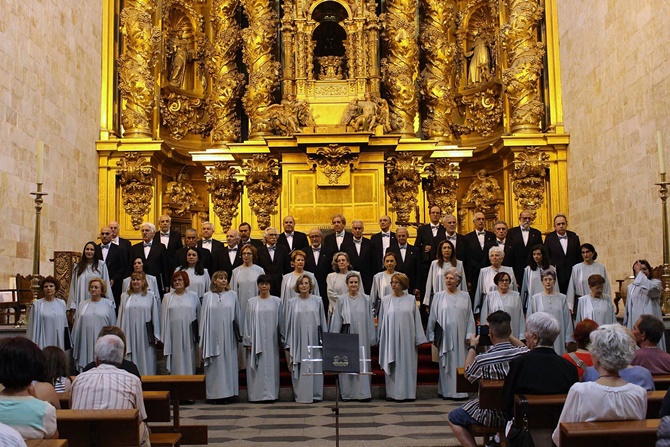 El Coro Francisco Salinas llena de música la iglesia de San Esteban 