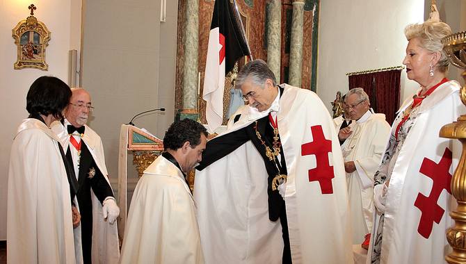 Reciente investidura de caballeros en Portugal / SOMECT