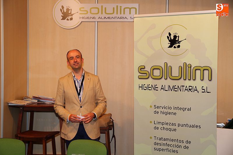 El director general de Solulim, Javier López Cortes, en el stand de la empresa.