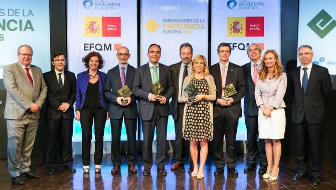 La viceprensidenta Chabela de la Torre fue la encargada de recibir el galardón / DIPUTACIÓN