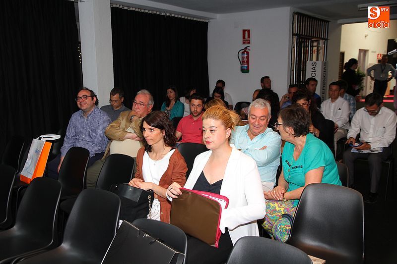 El público volvió a interesarse por las charlas técnicas en la sala de conferencias.