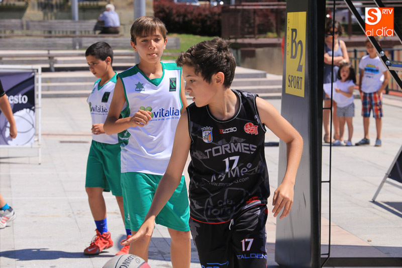 Casi medio millar de personas participan en el 3x3 Street Basket Tour  