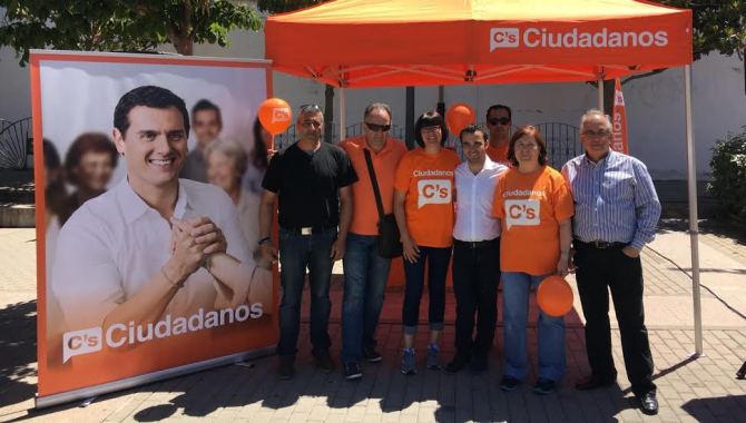 Pablo Yáñez posa junto a colegas del partido Ciudadanos en Santa Marta