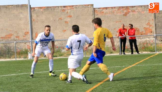 Momento del partido entre el Café de Peter y Las Tapas de Henar en Los Cuernos