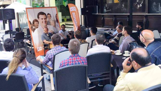 Un momento de la charla de Yáñez con algunos ciudadanos