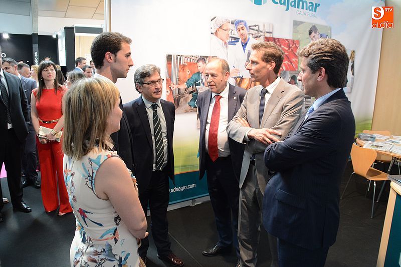 El secretario de la Consejería de Agricultura y Ganadería, Eduardo Cabanillas, en el stand de Cajamar en la FIC 2016.