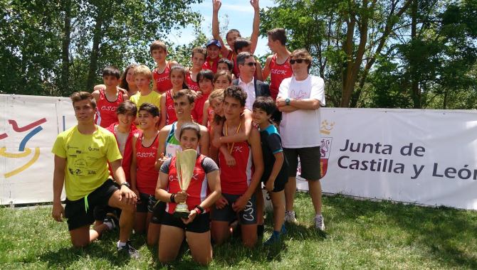 Componentes del equipo salmantino con la Copa de Campeones