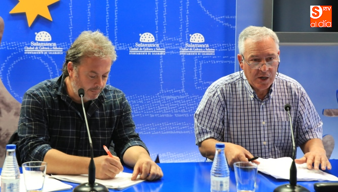 El escritor Raúl Vacas, a la izquierda, en la Sala de la Palabra / Foto de Alberto Martín