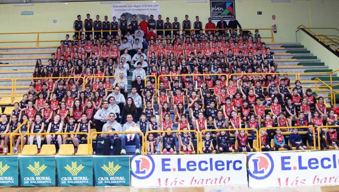 Foto familiar de todos los jugadores del CB Tormes