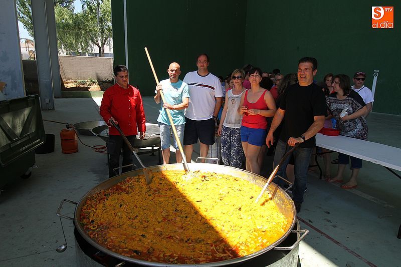 Imagen de la paellada en la convivencia escolar de 2015.