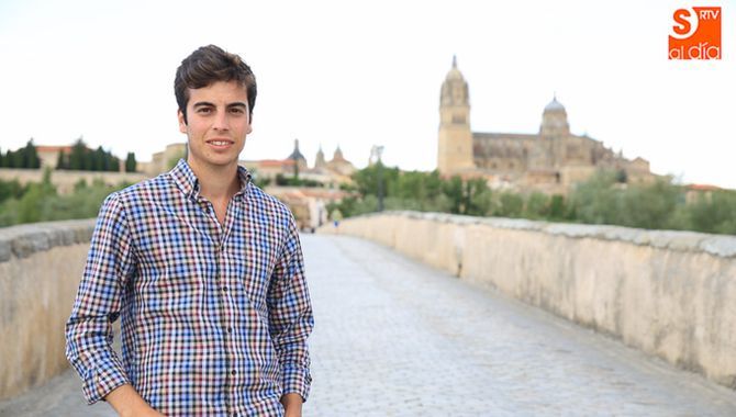 Alejandro Marcos en las inmediaciones del Puente Romano de Salamanca/ Fotos: Almat