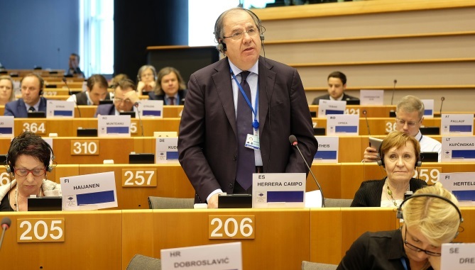 Herrera, presentando el dictamen en Bruselas