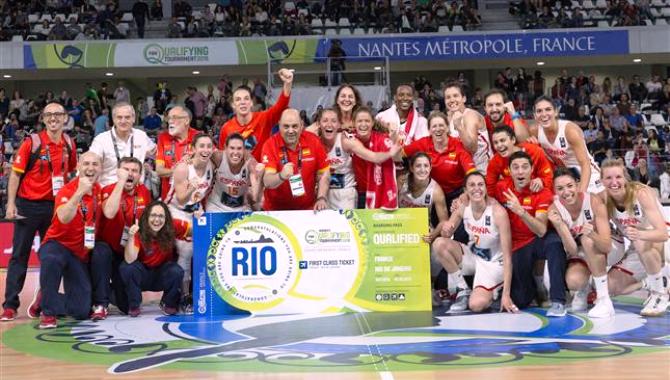 El equipo español celebra por todo lo alto la clasificación para los Juegos Olímpicos