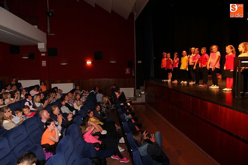 El coro de pequeños actuó ante un patio de butacas casi lleno.