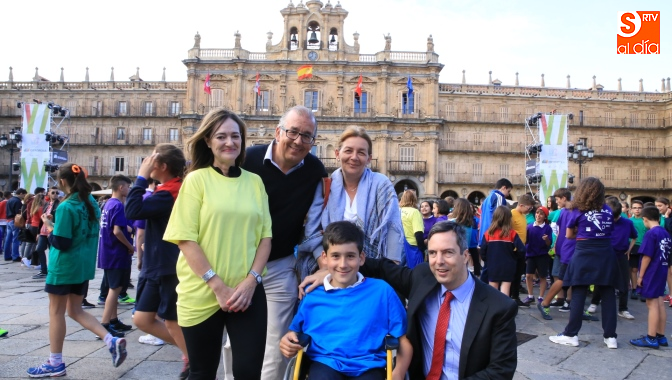 El concejal de Deportes, Enrique Sánchez-Guijo, junto a uno de los escolares de este encuentro deportivo / Foto de Alberto Martín