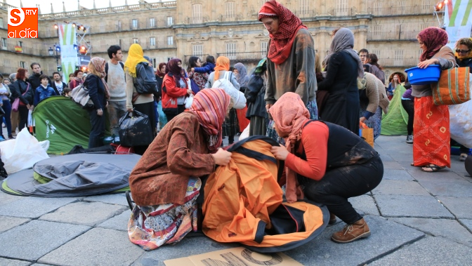 Los activistas se vistieron como los refugiados para mostrar las dificultades de éstos / Foto de Alberto Martín