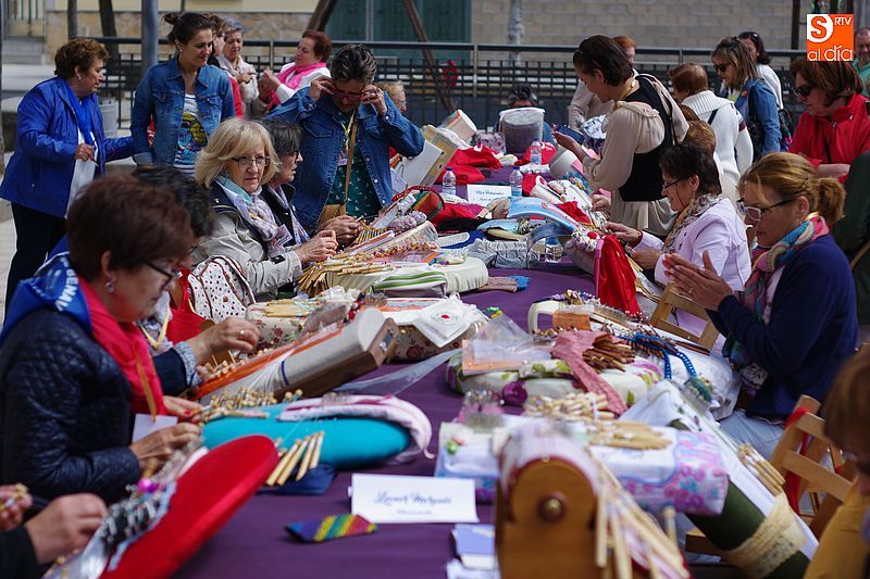 Las encajeras toman la plaza de la Constitución  