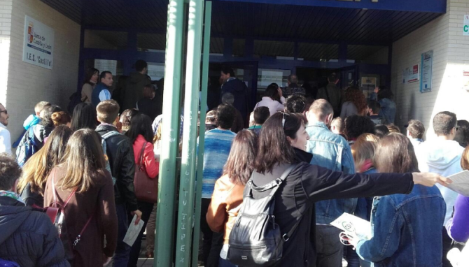 Opositores a la entrada de uno de los centros que acogían estos primeros exámenes