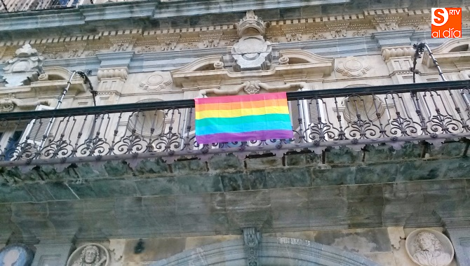 Bandera LGTB en el balcón principal del Ayuntamiento de Salamanca
