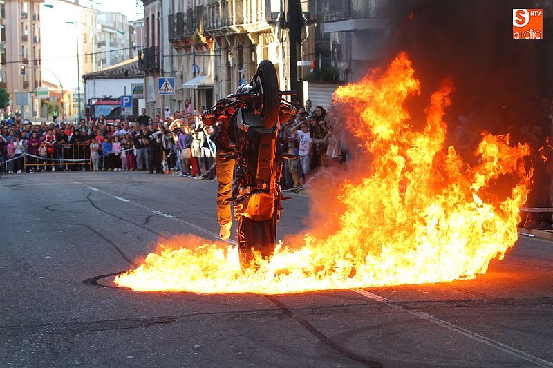 Cientos de personas se agolparon para ver la espectacular actuación de Emilio Zamora.