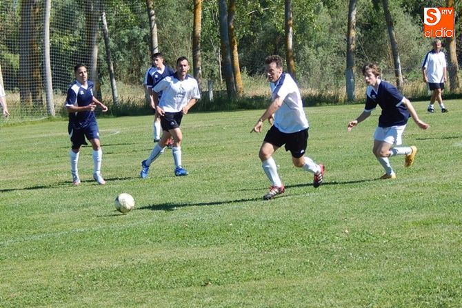 Un momento del amistoso disputado en el campo municipal del Juzbado