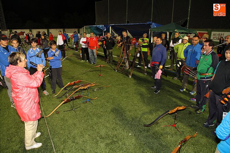 Los arqueros del II Trofeo Villa de Guijuelo reciben instrucciones durante la tirada nocturna.