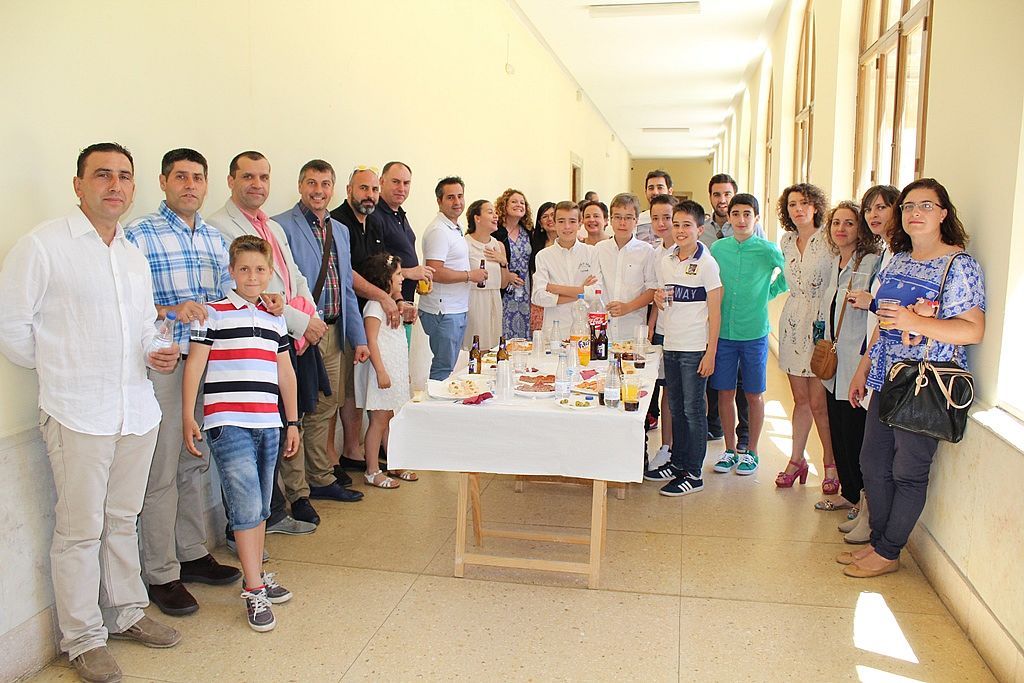 Las familias departen en el tradicional ágape del AMPA para cerrar el curso escolar y pastoral