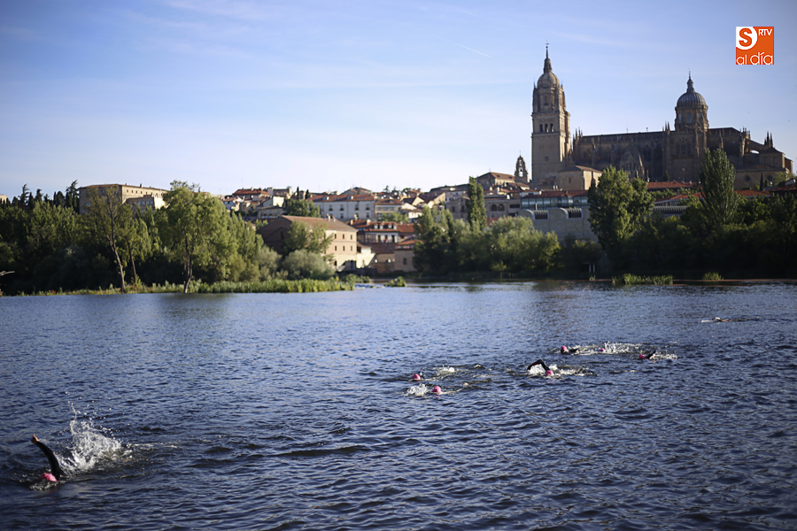 Participantes de esta dura prueba en el tramo de natación, en el río Tormes / Foto de Alejandro López