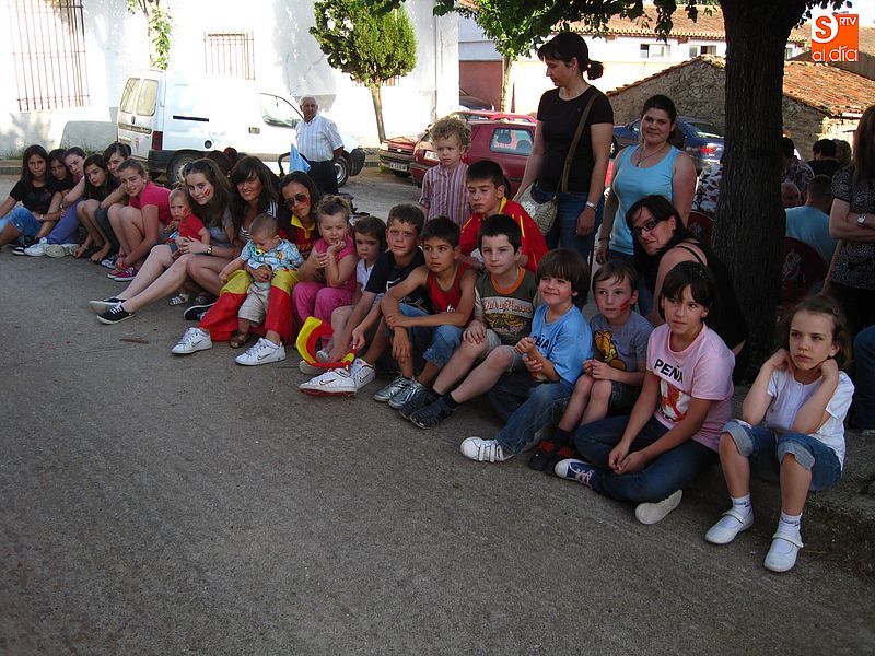 Los niños de Berrocal disfrutan del espectáculo infantil el pasado año.