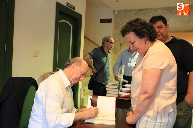 Peridis, durante la firma de ejemplares en el Teatro Liceo. Foto: Alberto Martín