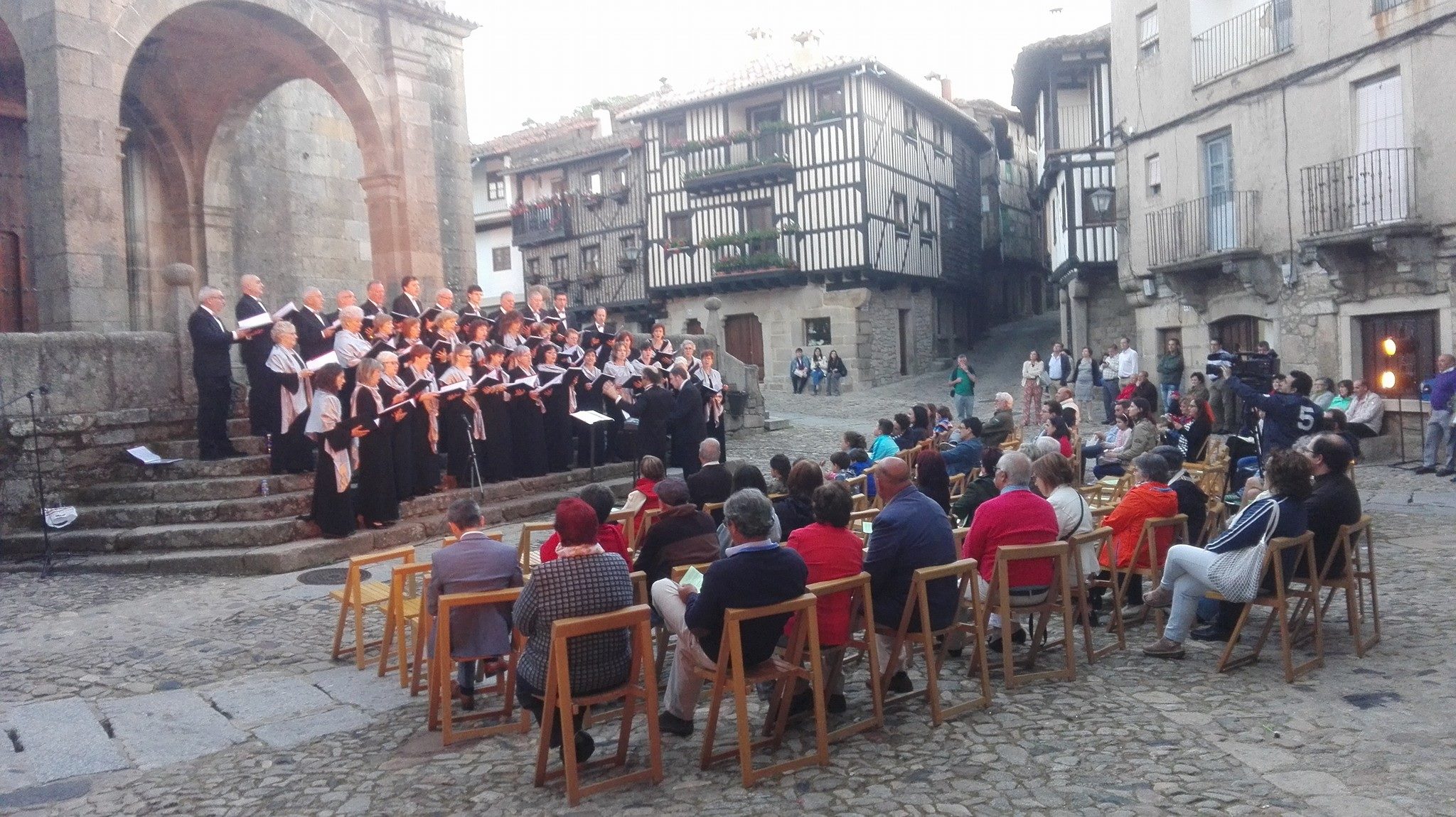 El Orfeón Durangués encandiló al público albercano con su música. Fotos: Ayto. de La Alberca.