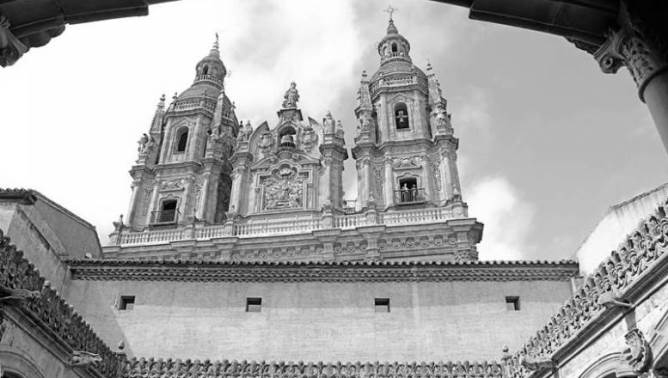 Fachada de la Clerecía, desde el patio de la Casa de las Conchas