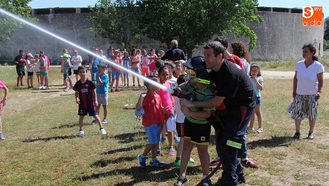 Los escolares conocieron la fuerza del agua en las mangueras y los vehículos contra incendios / CORRAL
