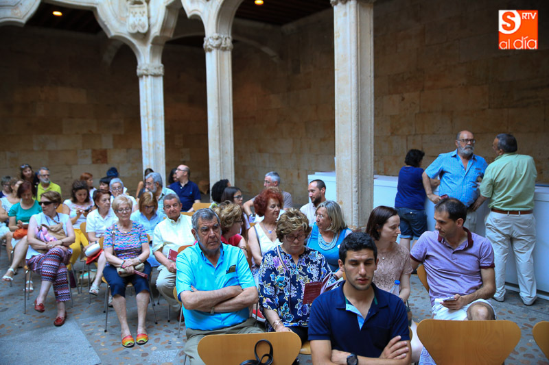 Carmen Ibarlucena contando cuentos. Fotos: Alberto Martín
