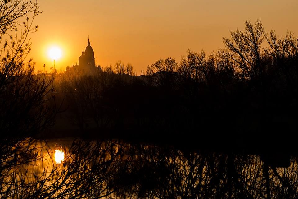 La piedra que atrae la luz