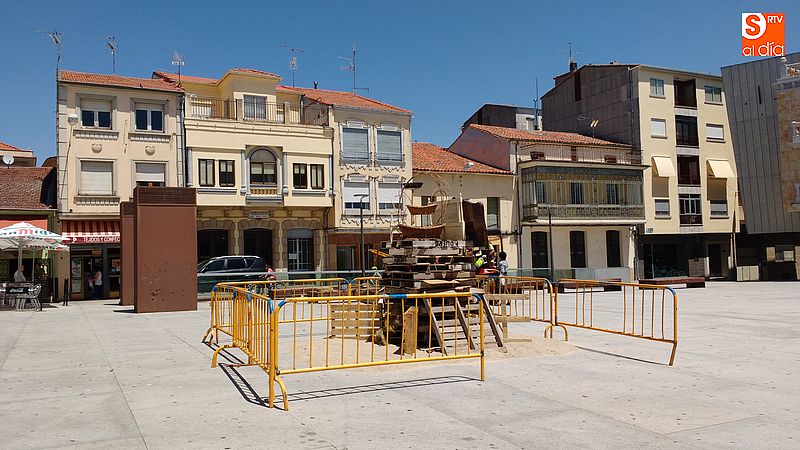 La hoguera ya está lista en la plaza Mayor para su encendido a medianoche.