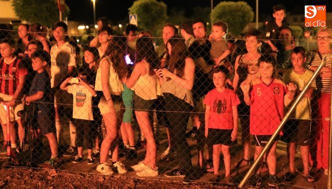 Numerosos vecinos presenciaron la hoguera. Fotos: Alberto Martín