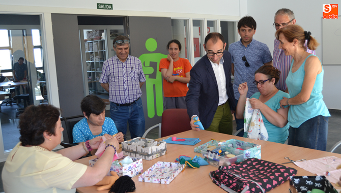 David Serrada, candidato socialista al Congreso, iniciaba su agenda en la ciudad visitando el nuevo centro de Acopedis