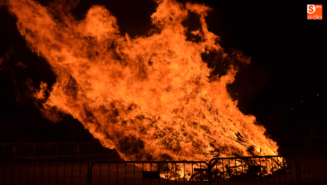 La gran hoguera de San Juan estuvo arropada por varios cientos de personas