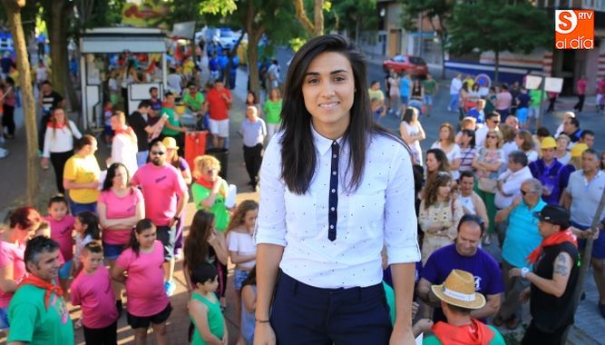 La pregonera, en su barrio en fiestas. Fotos: Alberto Martín