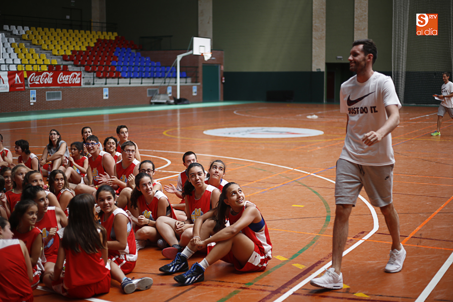 Admiración en las miradas de los pupilos del Campus Marta Fernández (Foto de Álex López)