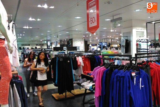 Arranque de las rebajas en El Corte Inglés