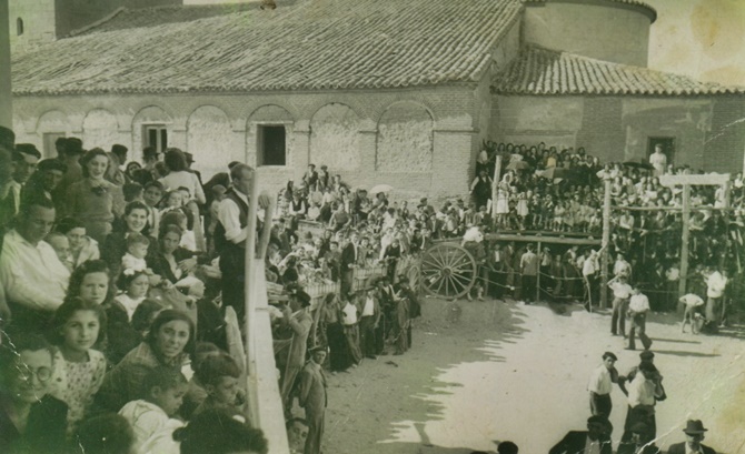 Toros en la plaza de Villar de Gallimazo